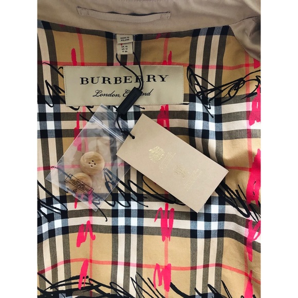 Burberry - Exaggerated Collar Trench Coat in Honey - Picture 11 of 15